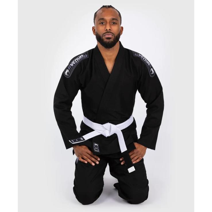 Primeiro quimono de Jiu-Jitsu Venum Gi - faixa preta + branca incluída